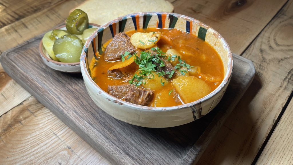 [Gulas] Beef goulash with pickles