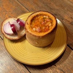[CIORBA DE FASOLE IN PAINE] Bean soup w. smoked ham in bread, red onion 400/250g